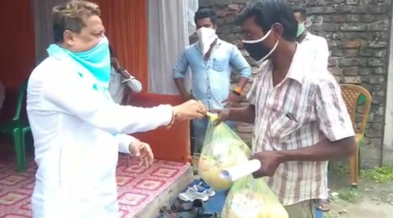 রেশন কার্ডের সমস্যায় লকডাউনেও শূন্য ভাঁড়ার, সাহায্যের হাত বাড়ালেন বিজেপি নেতা