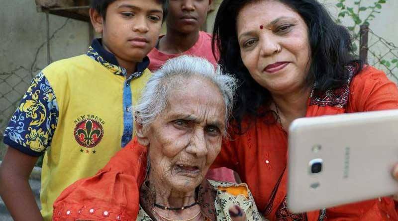 গরিবদের সাহায্য করার সময় সেলফি তুললেই শাস্তি! পথ দেখাচ্ছে রাজস্থানের এই জেলা