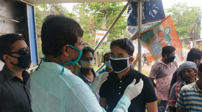 রাজনীতি ভুলে করোনা রোখার লড়াই, তৃণমূল কর্মীদের হাতে মাস্ক তুলে দিলেন বিজেপি বিধায়ক