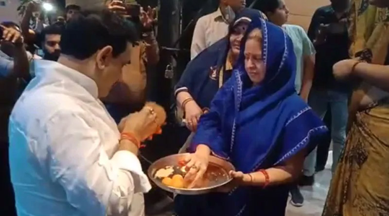 সামাজিক দূরত্বকে বুড়ো আঙুল! মাস্ক ছাড়াই গ্রামের বাড়ি ফিরলেন মধ্যপ্রদেশের স্বাস্থ্যমন্ত্রী