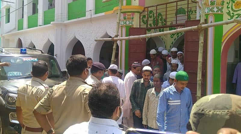 লকডাউনকে থোড়াই কেয়ার, জুম্মার নমাজ পড়তে মসজিদে হাজার লোকের ভিড়!