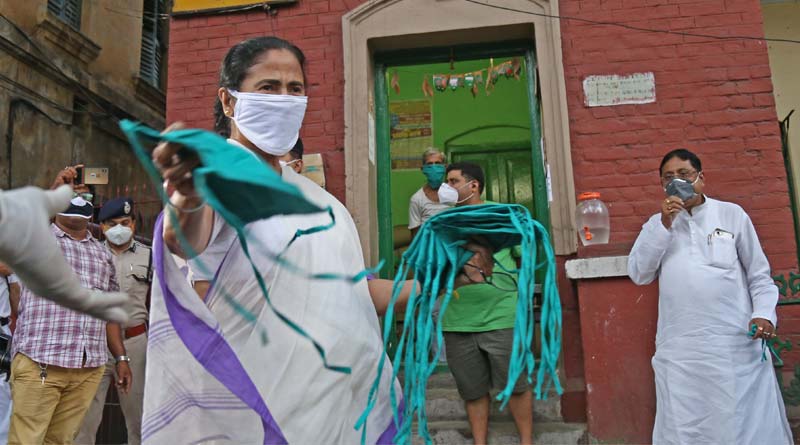 CM Mamata Bannerjee gives away mask to ration workers at Bhabanipur