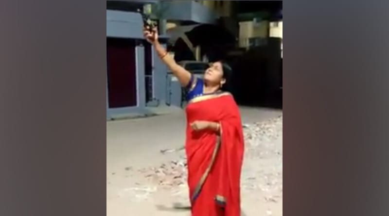 প্রদীপ জ্বালানোর বদলে শূন্যে গুলি, অস্ত্র আইনে মামলা বিজেপি নেত্রীর বিরুদ্ধে