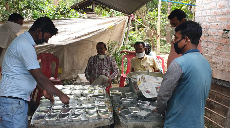 MLA Surajit Biswas feeds poor people in Bangaon during lockdown