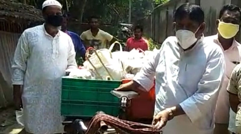 লকডাউনে সমস্যায় মানুষ, নিজে ভ্যান চালিয়ে গ্রামে খাবার পৌঁছলেন বিধায়ক