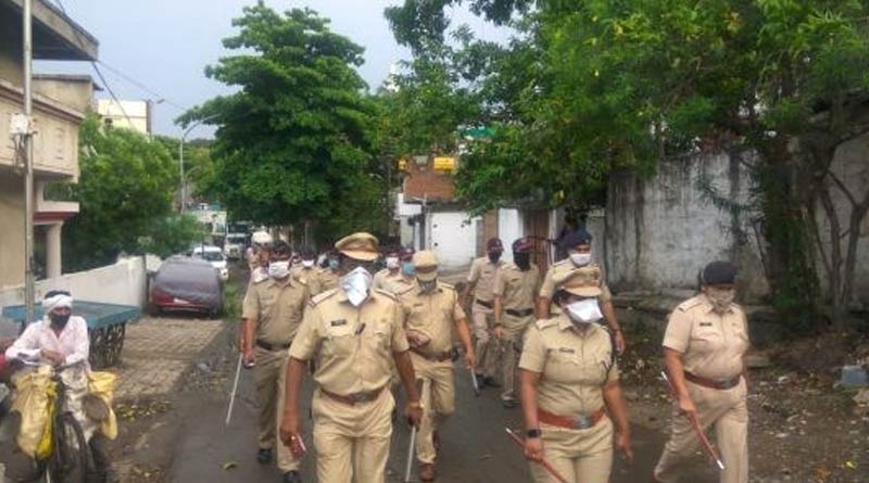 করোনা যুদ্ধের পুরস্কার, ফুল ছুঁড়ে হাততালি দিয়ে পুলিশকর্মীদের কুর্নিশ আমজনতার