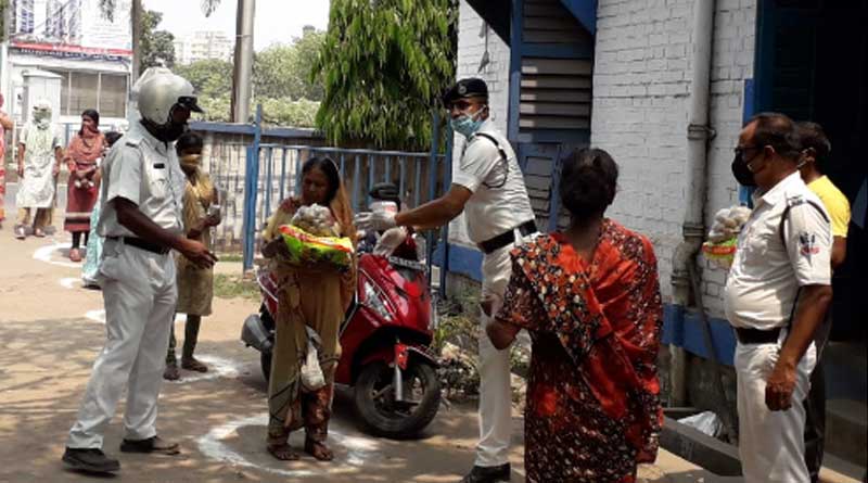সদ্য প্রয়াত মা, স্মৃতির উদ্দেশে দুস্থদের খাবার বিলি পুলিশ আধিকারিকের