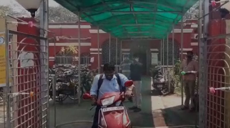 করোনা মোকাবিলায় নয়া পদক্ষেপ রেলের, কর্মীদের জন্য খড়গপুরে তৈরি ‘স্যানিটাইজ শাওয়ার’