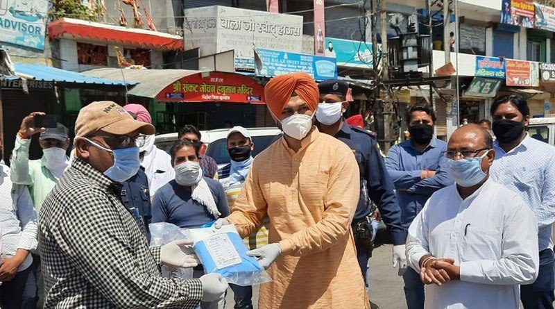 ‘কেউ যেন খালি পেটে না ঘুমোয়’, দিনরাত এক করে ত্রাণ বিলি করছেন প্রাক্তন হকি তারকা