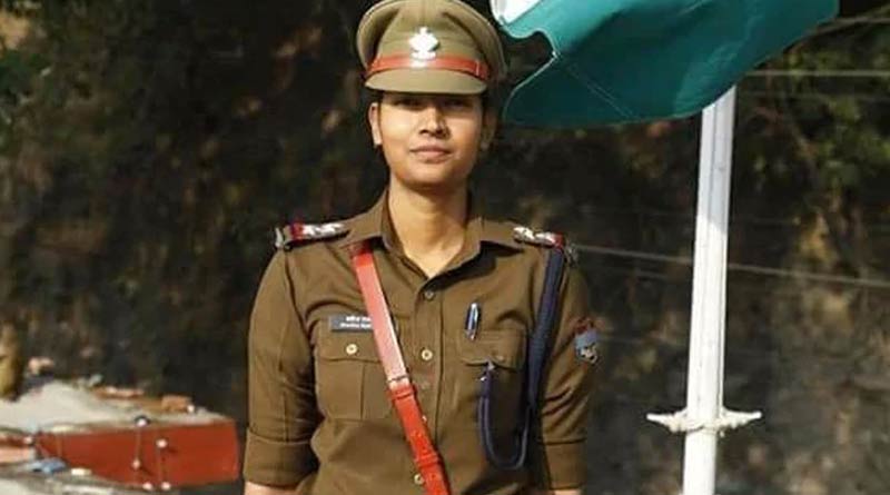 পেশাগত দায়িত্বে আপস নয়, করোনা মোকাবিলায় বিয়ের দিন পিছোলেন তরুণী পুলিশকর্মী