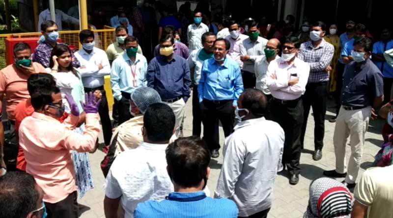 জনবহুল এলাকায় করোনা চিকিৎসা নয়, স্থানীয়দের বিক্ষোভে উত্তপ্ত শিলিগুড়ির প্রধাননগর