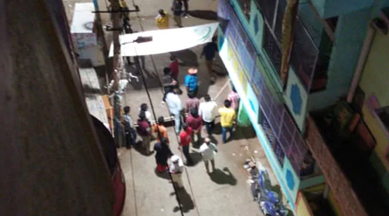 কোয়ারেন্টাইন সেন্টারে যেতে নারাজ, স্বাস্থ্যকর্মীদের দেখে তাণ্ডব উন্মত্ত জনতার