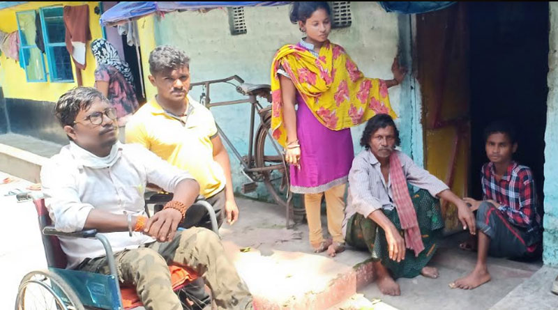 হার মানল প্রতিবন্ধকতা, হুইল চেয়ারে বসেই বিশেষ ক্ষমতা সম্পন্ন পরিবারের পাশে যুবক