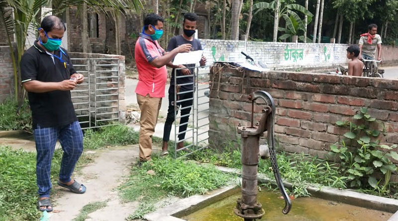 জল নেওয়ার আগে ধুতে হবে হাত, সংক্রমণ রুখতে টিউবওয়েলের কাছে রাখা হল সাবান-পোস্টার