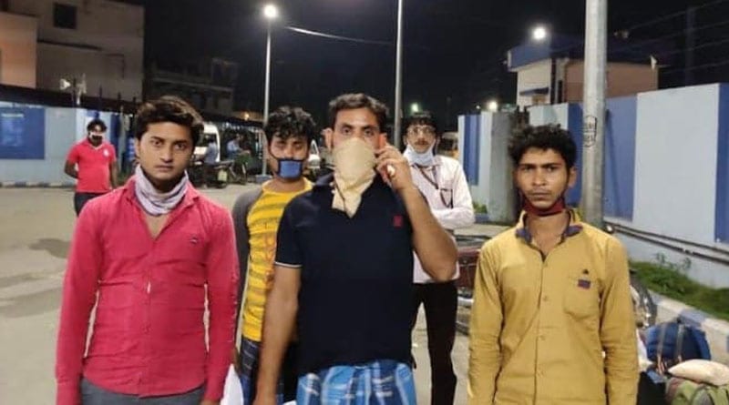 ‘দু’দিন শুধু ফল খেয়ে হেঁটেছি বাড়ি ফিরব বলে’, বেদনা ঝরে পড়ল মুর্শিদাবাদের শ্রমিকের গলায়