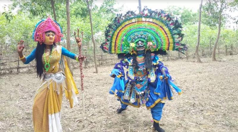 করোনা সচেতনতায় হাতিয়ার লোকনৃত্য, নতুন পালায় সতর্কবার্তা দিচ্ছেন ছৌ শিল্পীরা