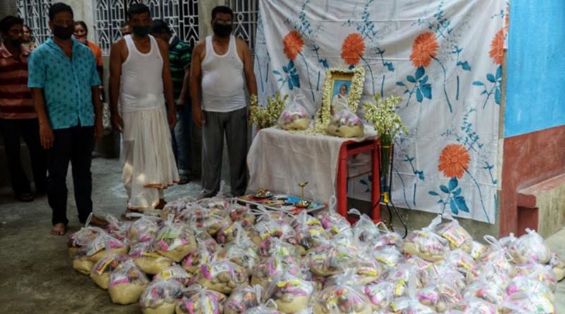 লকডাউনে বন্ধ মায়ের বাৎসরিক, সঞ্চিত অর্থ দিয়ে দুস্থদের রেশন কিনে দিলেন ছেলেমেয়েরা