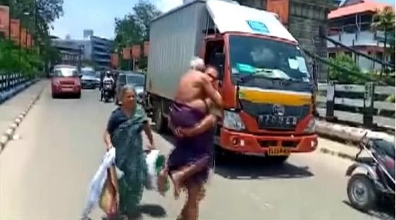 লকডাউনে অটো আটকাল পুলিশ, বাধ্য হয়ে বাবাকে কোলে নিয়ে হেঁটে বাড়ি ফিরলেন যুবক