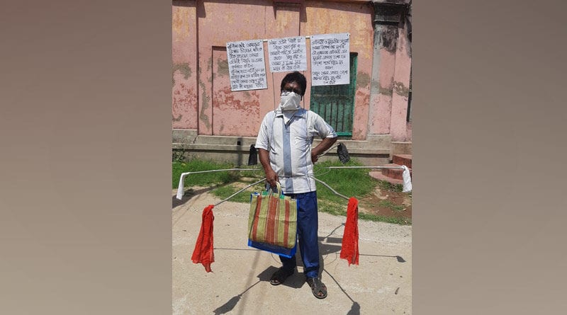 সংক্রমণ ঠেকাতে অভিনব পন্থা, লোহার খাঁচা পরে রাস্তায় যুবক