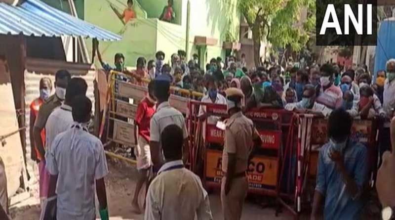 ‘হাতে টাকা নেই’, লকডাউন উপেক্ষা করে প্রতিবাদে নামল কয়েকশো ঠিকা শ্রমিক