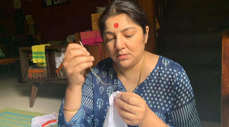 করোনা মোকাবিলায় নারীদের এগিয়ে আসার বার্তা লকেটের, মাস্ক বিলি মহিলা মোর্চার
