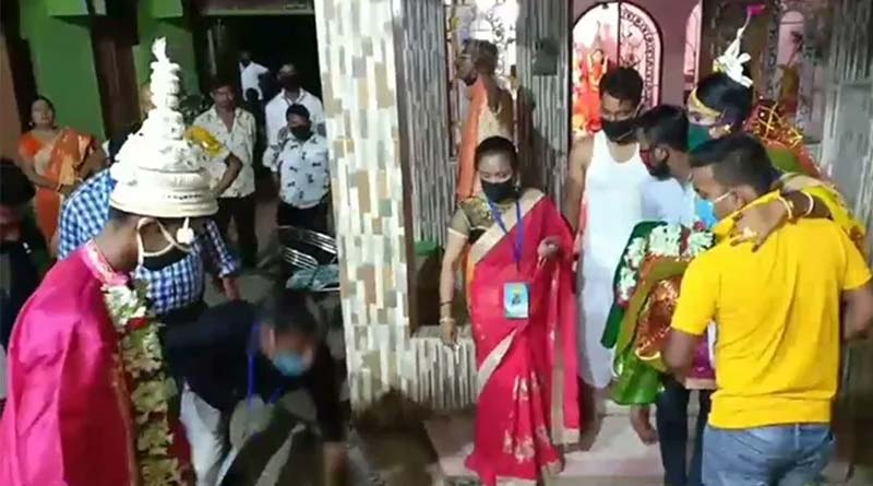 লকডাউনের নিয়ম মেনেই বিয়ে, ৫০০ দুস্থ পরিবারের পাশে দাঁড়ালেন নবদম্পতি