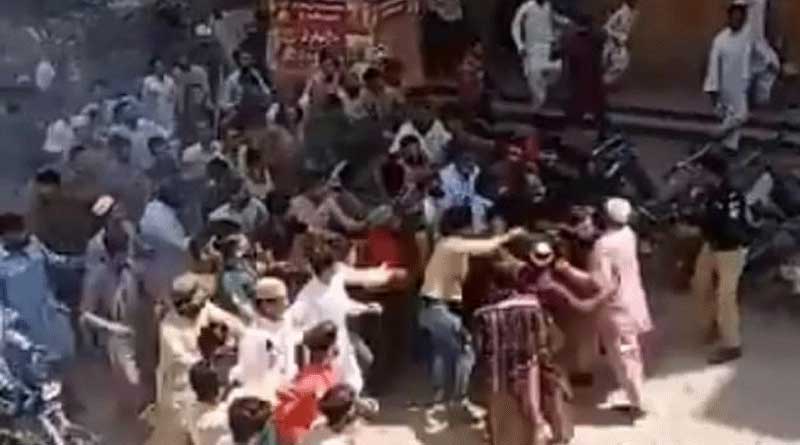 Clash in Karachi amid lock down as police forbid people to gather