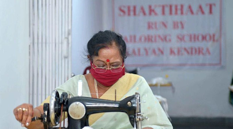 করোনা ‘যুদ্ধে’ শামিল রাষ্ট্রপতি জায়া, দুস্থদের জন্য নিজের হাতে বানাচ্ছেন মাস্ক