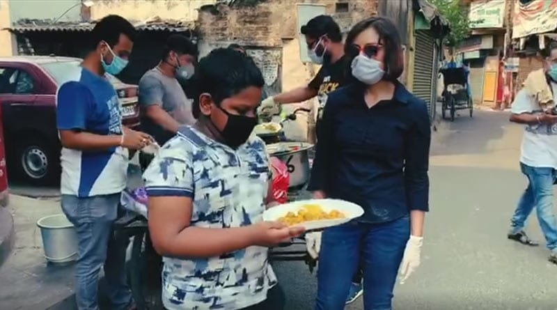Actress Ushashi Chakraborty helps migrant labour in Jadavpur