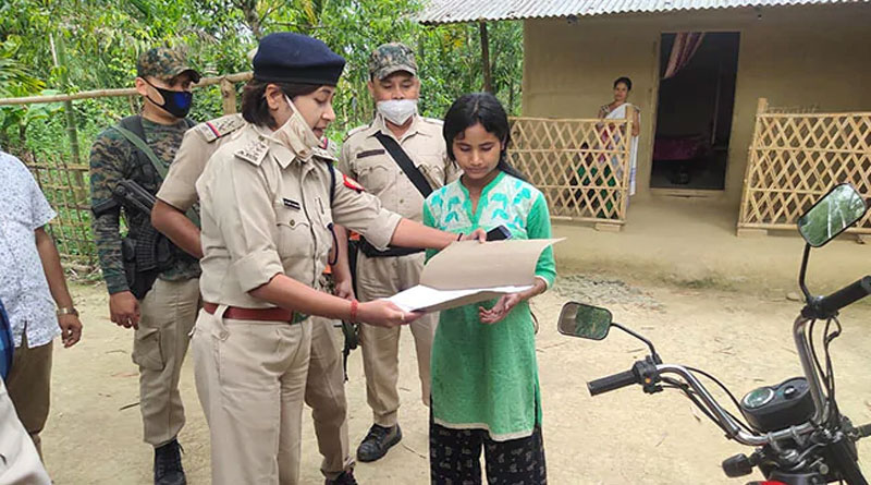 সংসারের হাল ধরতে সবজি বিক্রি এক তরুণীর, সাহায্যের হাত অসম পুলিশের