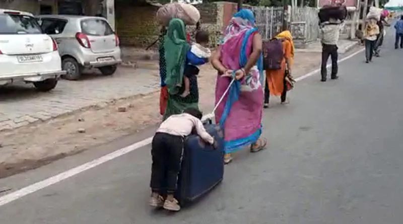মাইলের পর মাইল হেঁটে ক্লান্ত, ট্রলি ব্যাগের উপরেই ঘুম দুধের শিশুর