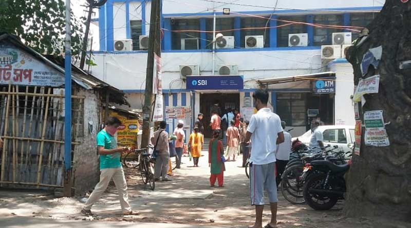 Police make bank shut at containment zones in Bongaon, customers disappointed
