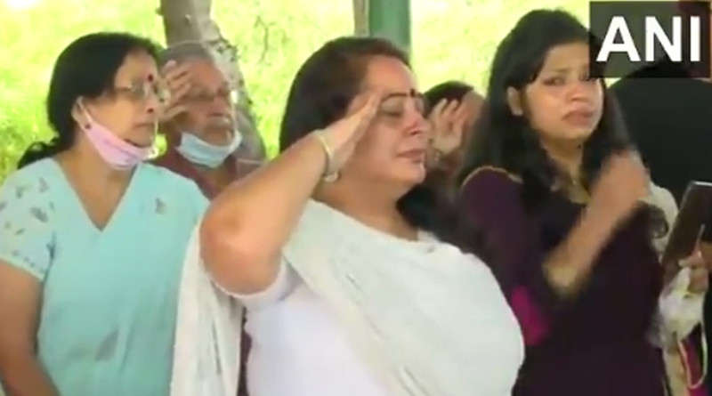 অশ্রুসজল চোখে শহিদ স্বামীকে শেষ কুর্নিশ কর্নেল আশুতোষের স্ত্রীর