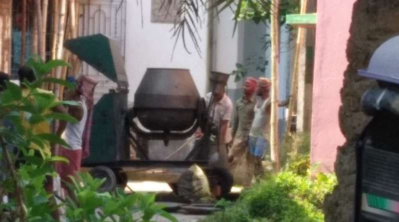 শিকেয় লকডাউন, ডায়মন্ড হারবারে অবাধে চলল বাড়ির ছাদ ঢালাইয়ের কাজ