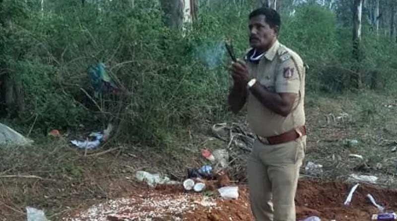 করোনা আক্রান্ত সন্দেহে হাতির হামলায় মৃতকে ছুঁল না পরিবার, শেষকৃত্য করলেন পুলিশ আধিকারিক
