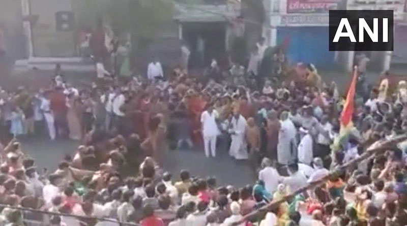 সামাজিক দূরত্বকে বুড়ো আঙুল, মধ্যপ্রদেশে অবাধে চলল সাধুদের ঘিরে অনুষ্ঠান
