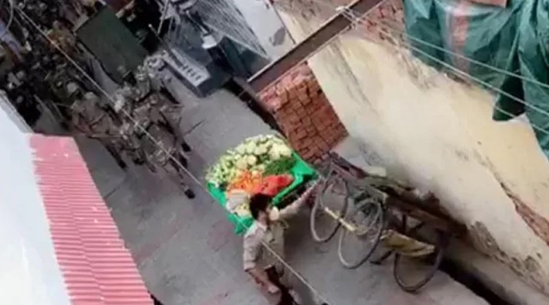সবজির ভ্যান উলটে দিলেন পুলিশ আধিকারিক! ভাইরাল ভিডিওয় সমালোচিত উত্তরপ্রদেশ পুলিশ