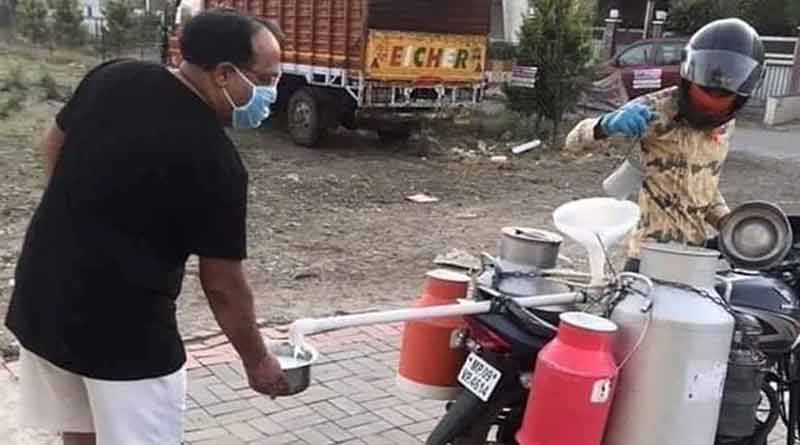 সামাজিক দূরত্ব বজায় রেখে ক্রেতার কাছে দুধ পৌঁছে দিচ্ছেন বিক্রেতা! পন্থা নিয়ে জোর চর্চা নেটদুনিয়ায়