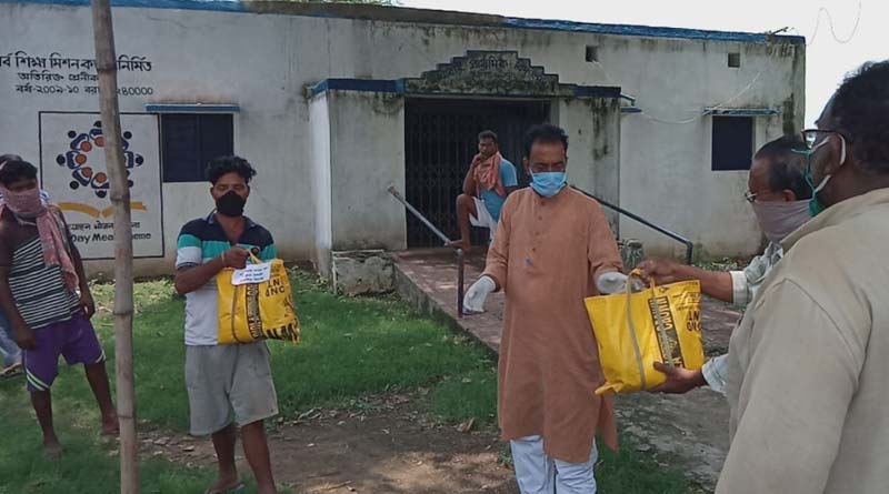 MLA of Kashipur,Purulia distributes food packets door to door of migrant labourers