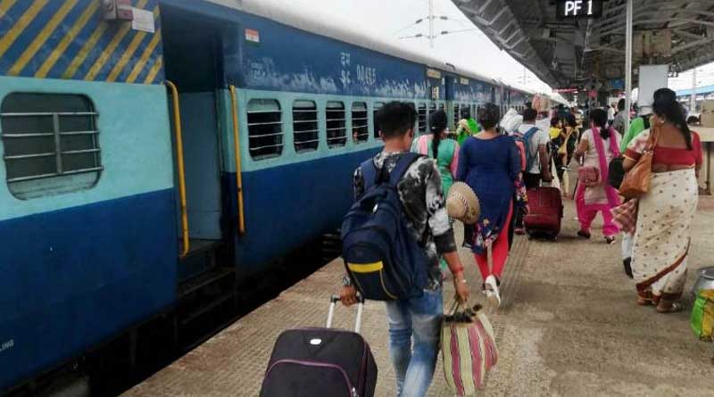 Social distancing norms violates in Howrah-New Delhi passanger train
