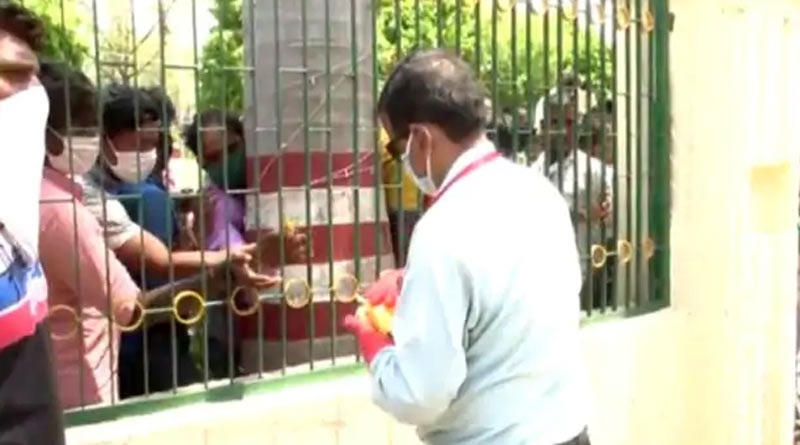 বালাই নেই সামাজিক দূরত্বের, কলা নিতে হুড়োহুড়ি পরিযায়ী শ্রমিকদের