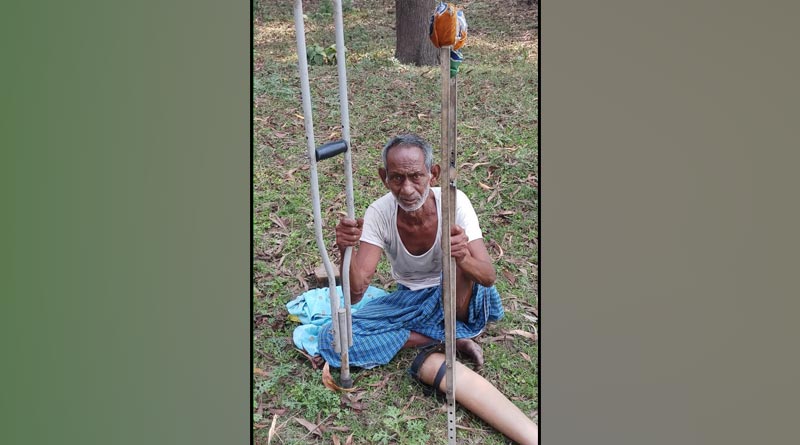 দশ ঘণ্টা ঠায় বসে গাছ তলায়, ২০ কিমি হাঁটার পর অমানবিকতার শিকার প্রতিবন্ধী বৃদ্ধ