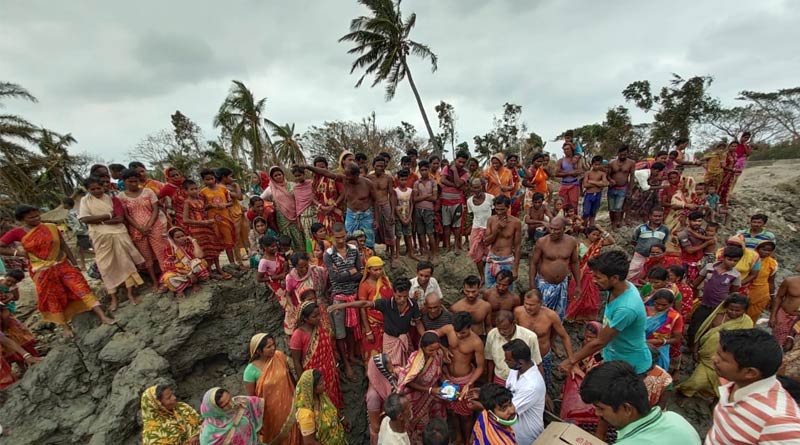 গ্রামবাসীদের সঙ্গেই ত্রাণ নিচ্ছেন পরিযায়ী শ্রমিকরা! সুন্দরবনে ব্যাপক হারে সংক্রমণ বৃদ্ধির আশঙ্কা