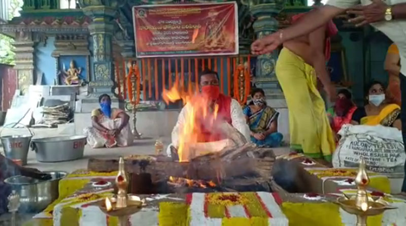 করোনা আতঙ্কে থমকে জনজীবন, সুদিনের প্রার্থনায় যজ্ঞের আয়োজন খড়গপুরে