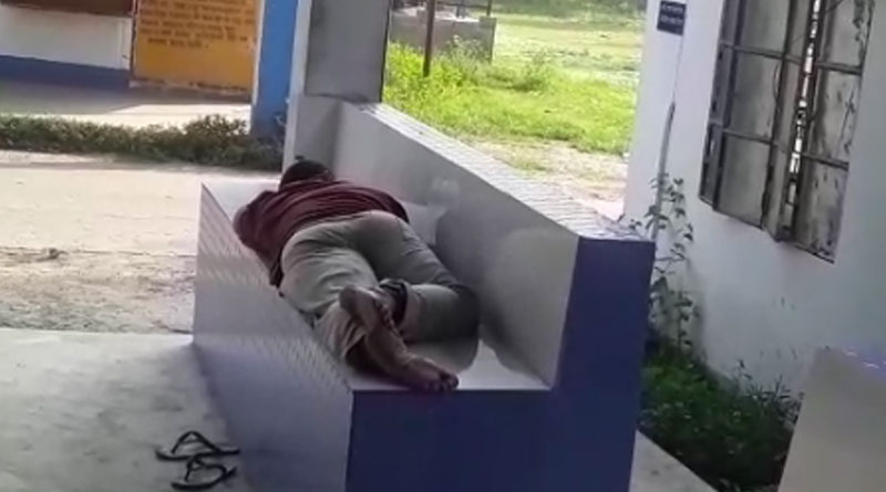 সংক্রমণের ভয়ে মুখ ফেরাল প্রতিবেশীরা, রাস্তাতেই পড়ে থাকলেন রোগী
