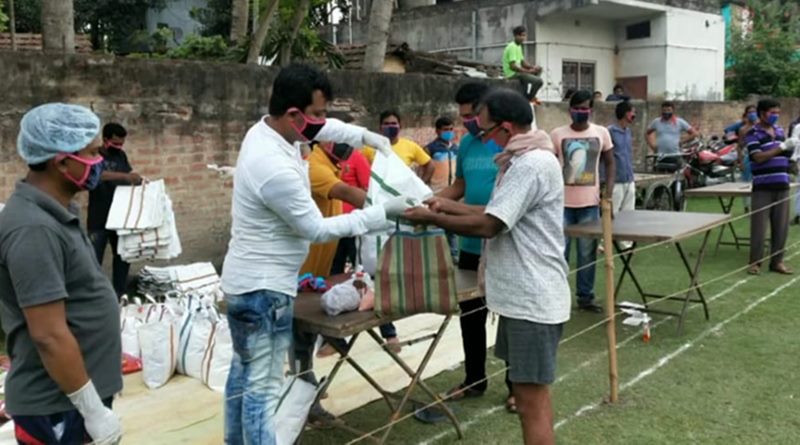 লকডাউনের জেরে বন্ধ রোজগার, দিনমজুরদের সাহায্যার্থে এগিয়ে এলেন বনগাঁর ৫ যুবক