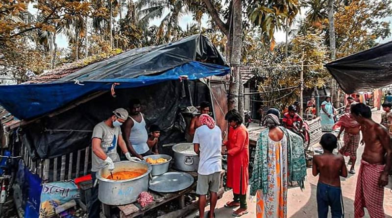 আমফানে ঘর হারারাই এখন অন্ন জোগাচ্ছেন অসহায়দের, নেপথ্যে পড়ুয়াদের ‘পিপলস কিচেন’