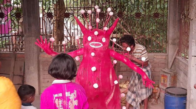 সচেতনতার প্রচারে অভিনবত্বের ছোঁয়া, করোনা-মূর্তি বানিয়ে তাক লাগালেন মালদহের মৃৎশিল্পী