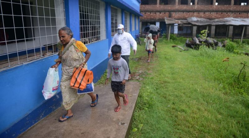 ত্রাণ শিবিরে নেই সামাজিক দূরত্ব, আমফানের পর করোনার প্রভাব বাড়ার আশঙ্কা
