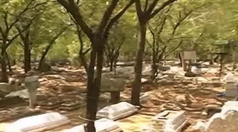 কবরস্থানে ছড়িয়ে ব্যবহার করা পিপিই কিট, আমেদাবাদে সংক্রমণের আশঙ্কা তুঙ্গে
